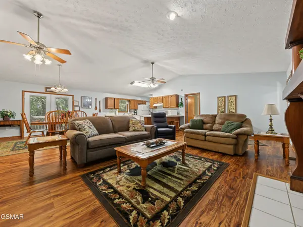 1533 Honey Bee Cove Way, Pigeon Forge, TN 37863