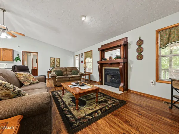 1533 Honey Bee Cove Way, Pigeon Forge, TN 37863
