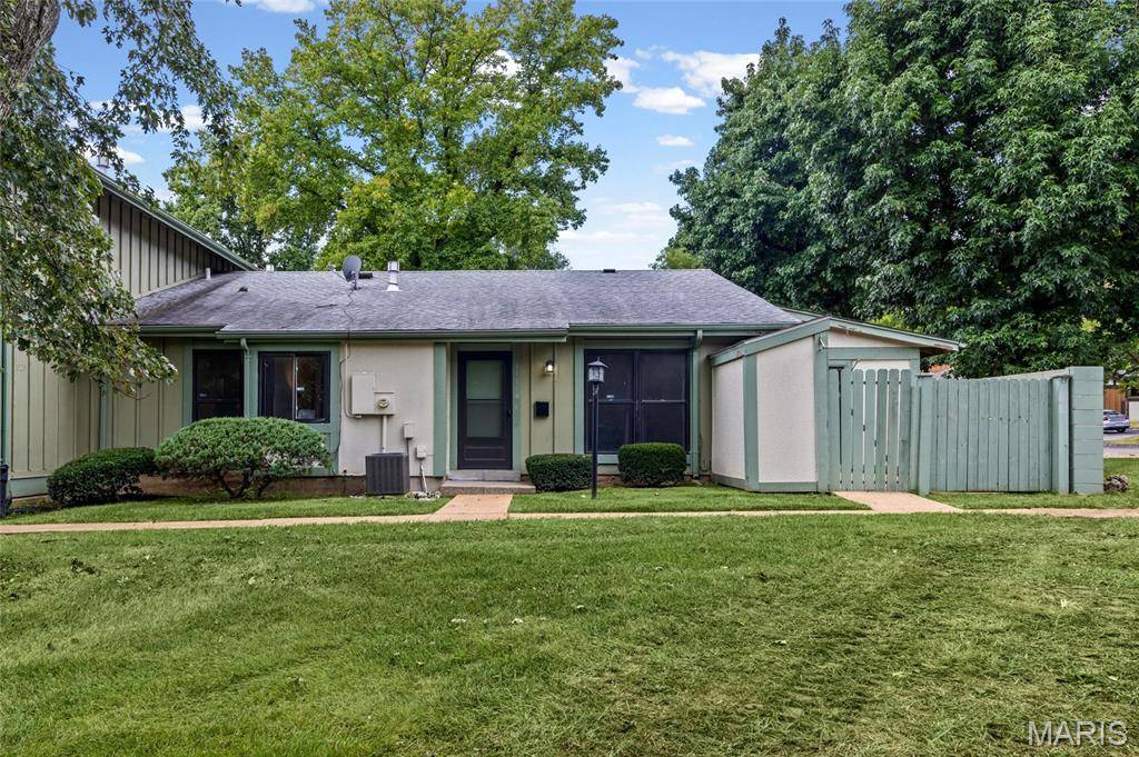 11118 Whispering Oaks DR, St Louis, MO 63136