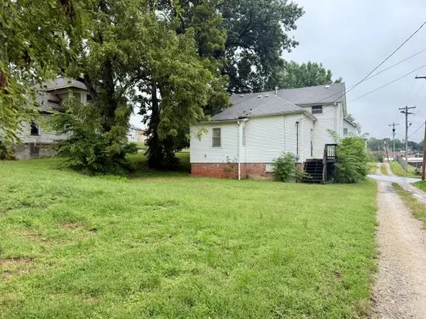 1018 N 19th ST, St Joseph, MO 64501