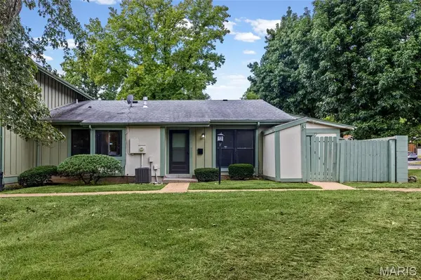 11118 Whispering Oaks DR, St Louis, MO 63136