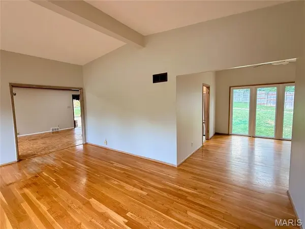 8416 Louwen DR, Ladue, MO 63124