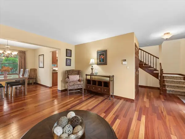 2571 N Douglas AVE, Arlington Heights, IL 60004
