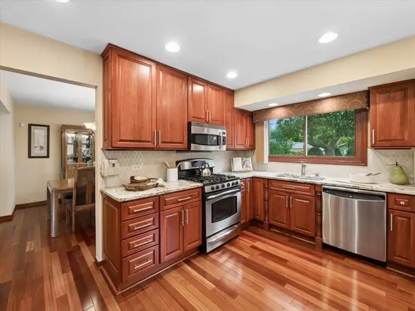 2571 N Douglas AVE, Arlington Heights, IL 60004