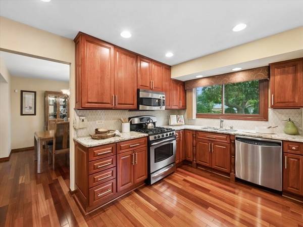 2571 N Douglas AVE, Arlington Heights, IL 60004
