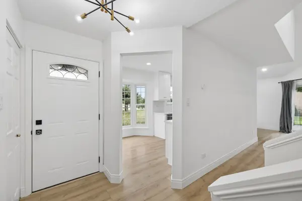 8320 Highpoint CIR #A, Darien, IL 60561