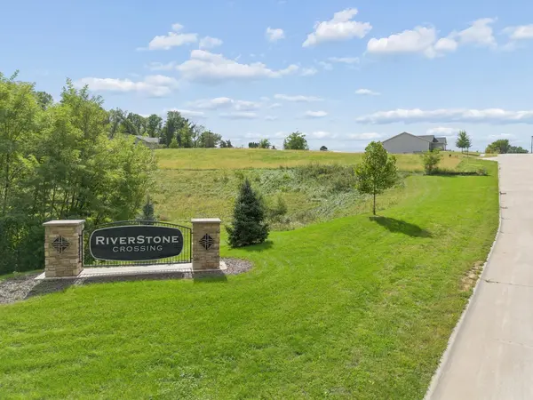 886 Riverstone CT, Clinton, IA 52732