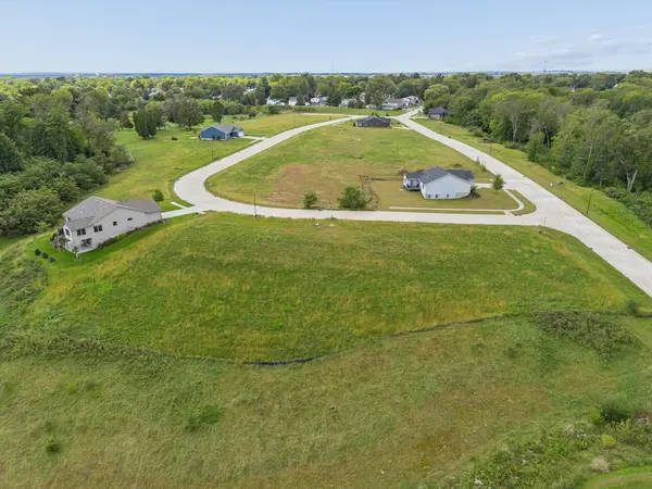 886 Riverstone CT, Clinton, IA 52732