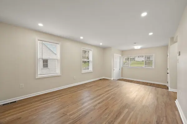 53 Seward LN, Aston, PA 19014