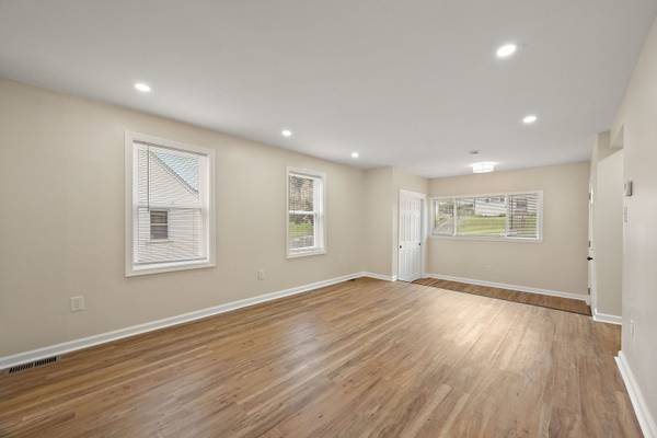 53 Seward LN, Aston, PA 19014