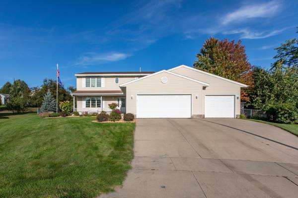 4422 Surrey LN NW, Rochester, MN 55901