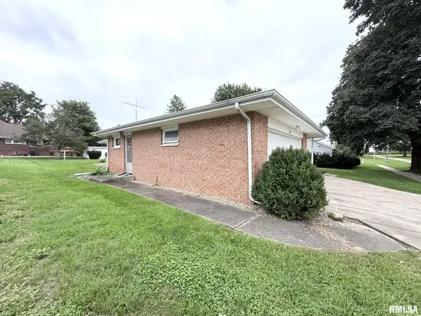 215 S Sage ST, Oneida, IL 61467