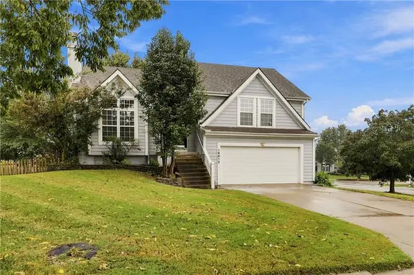 16412 W 157th TER, Olathe, KS 66062