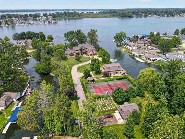 11751 N Black Point RD, Syracuse, IN 46567-7235