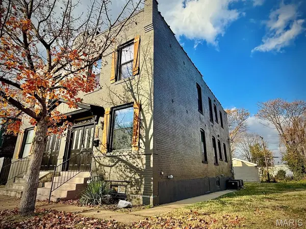 2811 Hickory ST, St Louis, MO 63104