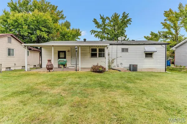 11912 McKelvey Gardens DR, Maryland Heights, MO 63043