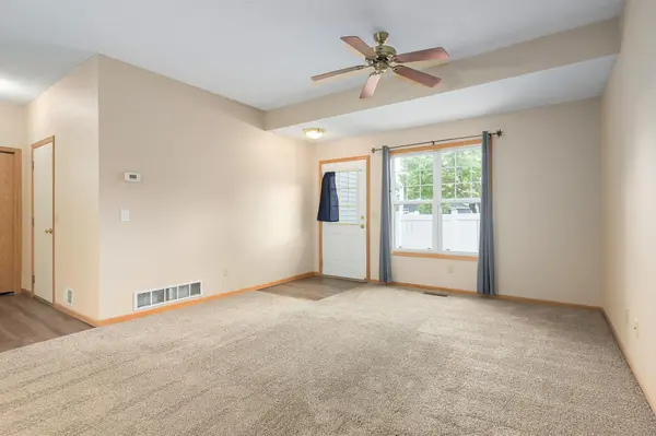 450 Hickory LN, Oakdale, MN 55128