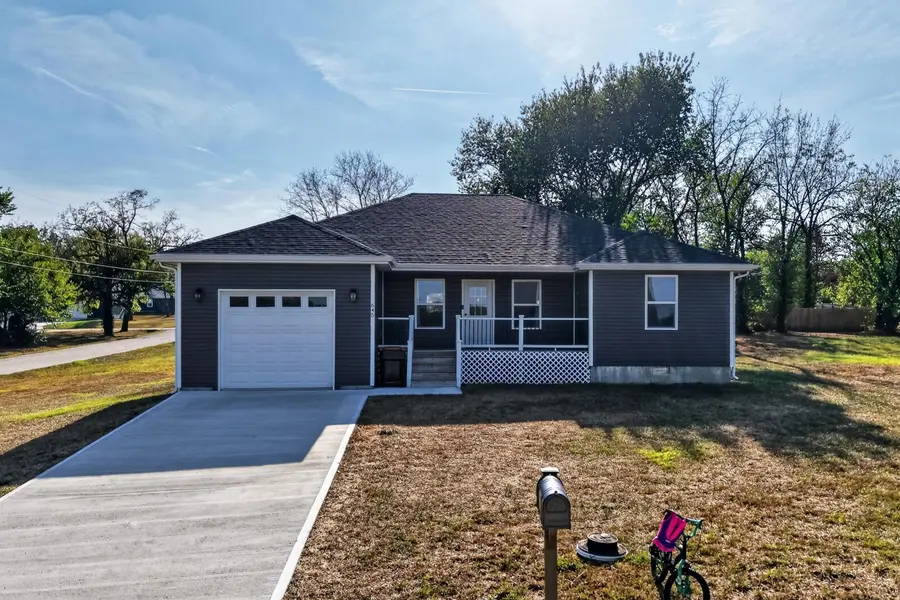 645 Cherry ST, Lebanon, MO 65536