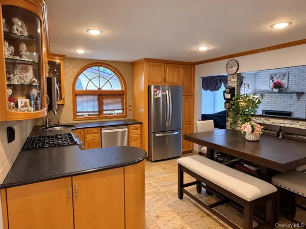 41 Homeland DR, Huntington, NY 11743