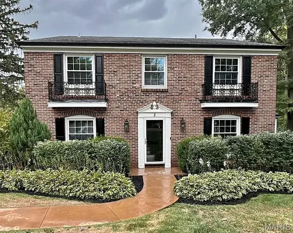 2 Woodoaks TRL, Ladue, MO 63124