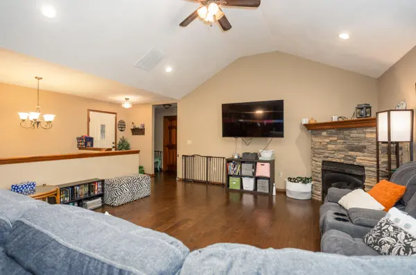 1095 E Daisy Falls DR, Nixa, MO 65714