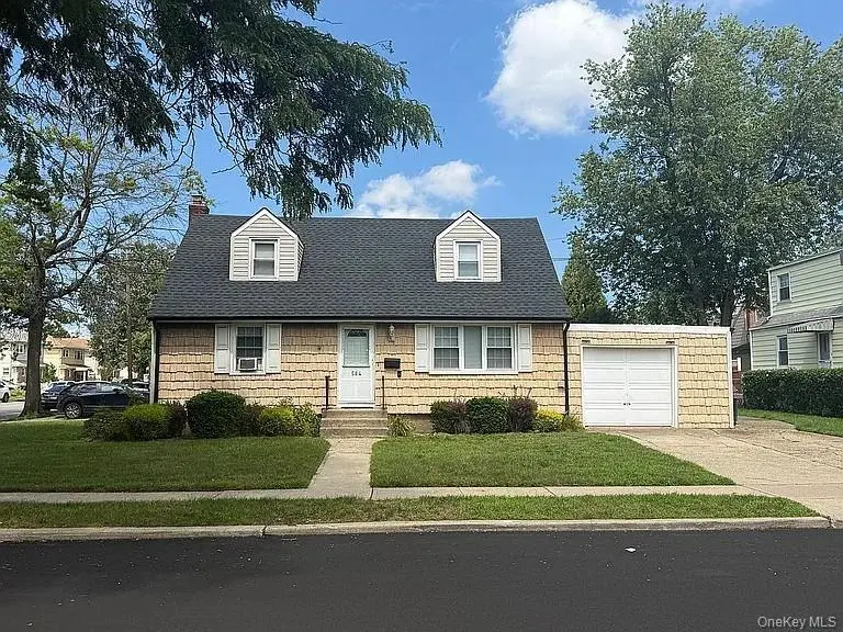 584 8th ST, West Hempstead, NY 11552