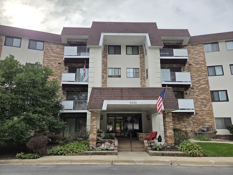 3300 N Carriageway DR #211, Arlington Heights, IL 60004