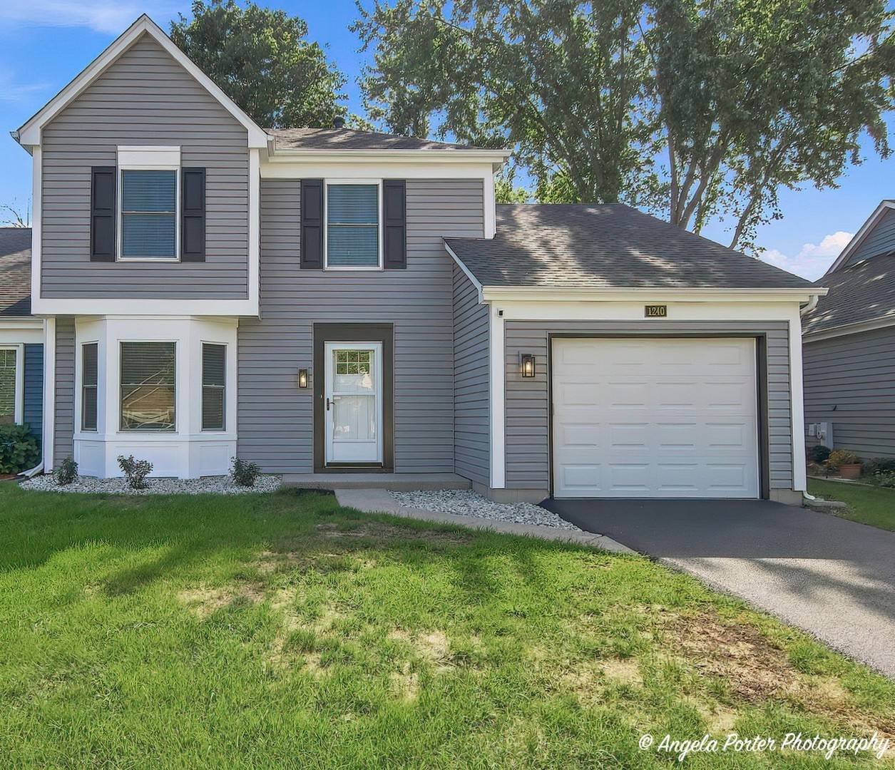 1240 Huntington DR, Mundelein, IL 60060