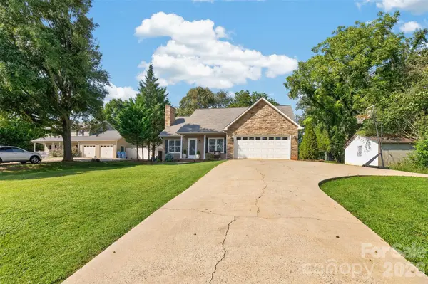 2 Hunters Creek LN, Granite Falls, NC 28630