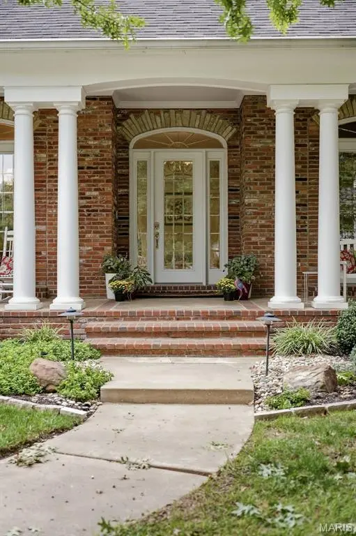 17712 Sugarberry CT, Chesterfield, MO 63005