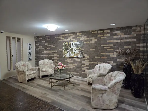 3300 N Carriageway DR #211, Arlington Heights, IL 60004
