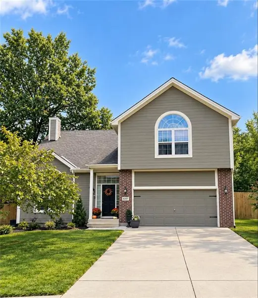 18207 Rollins DR, Smithville, MO 64089