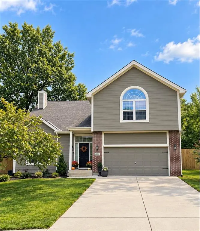 18207 Rollins DR, Smithville, MO 64089