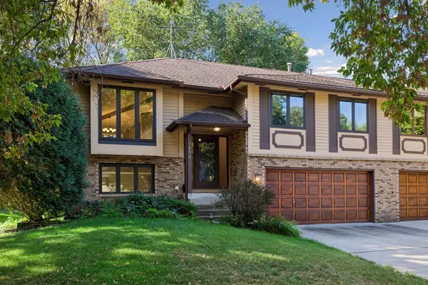 7890 Upper 139th CT, Apple Valley, MN 55124