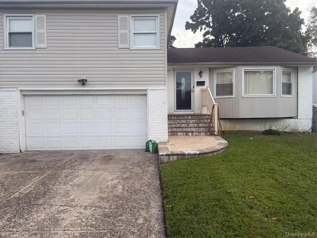 224 E Pennywood AVE, Roosevelt, NY 11575
