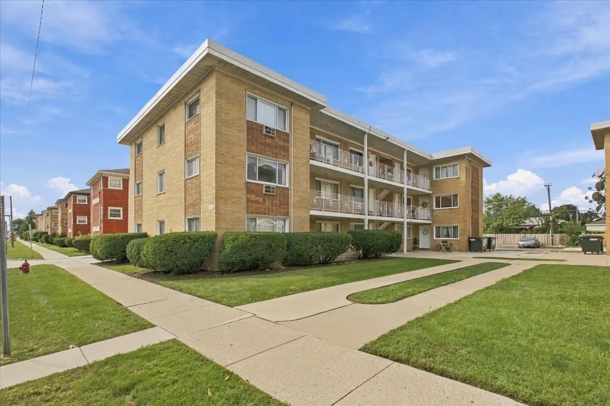 4544 N River RD #B2, Schiller Park, IL 60176