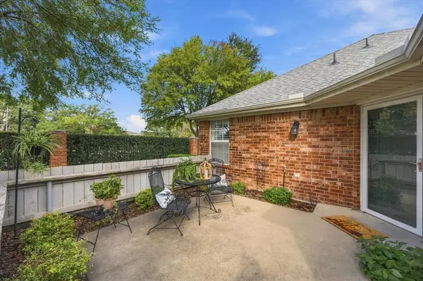 1002 Bridges Drive, Arlington, TX 76012