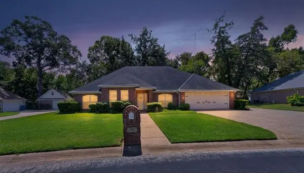 202 Northcreek Drive, Chandler, TX 75758
