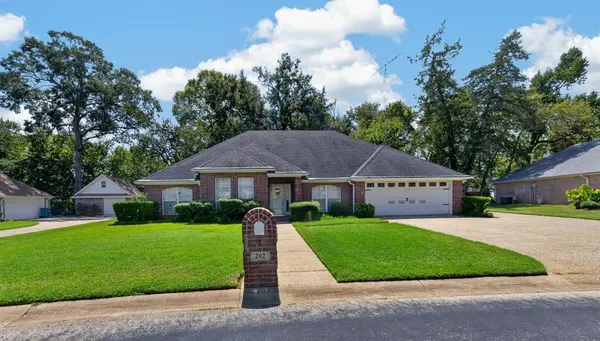 202 Northcreek Drive, Chandler, TX 75758