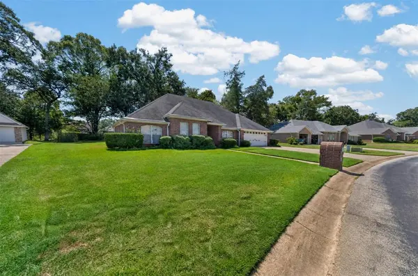 202 Northcreek Drive, Chandler, TX 75758