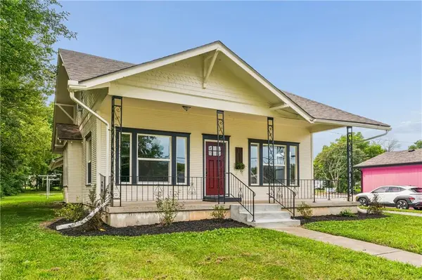 105 E Hale ST, Spring Hill, KS 66083