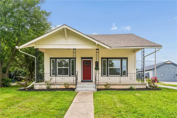 105 E Hale ST, Spring Hill, KS 66083