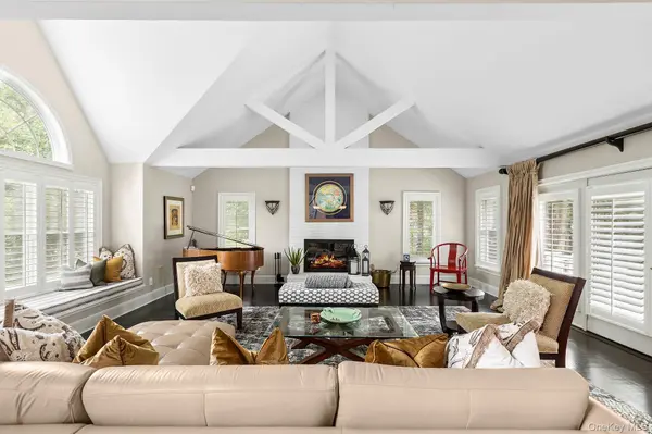 4 Saddlebrook LN, Manorville, NY 11949