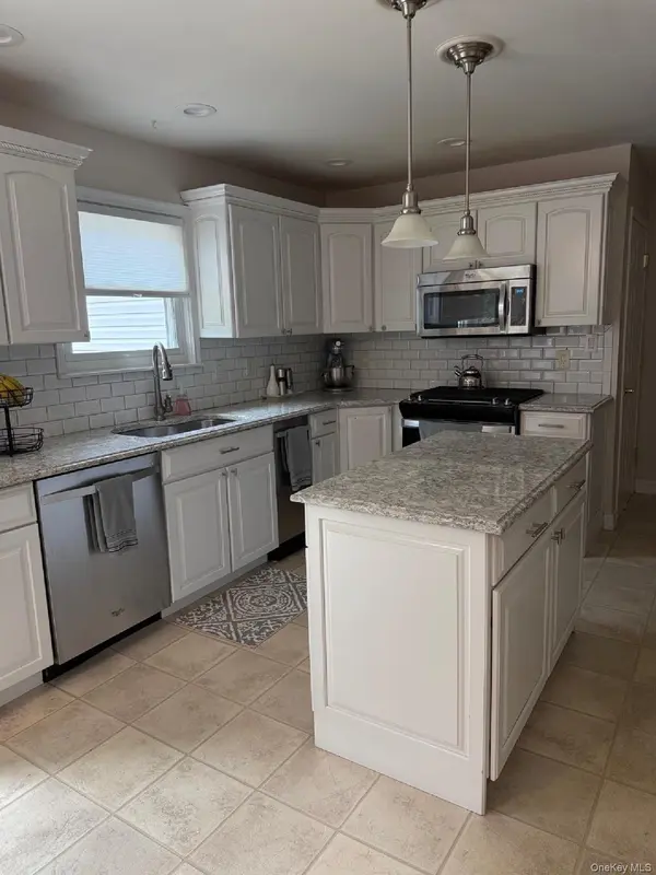 26 Layton LN, Centereach, NY 11720