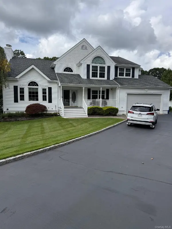 26 Layton LN, Centereach, NY 11720
