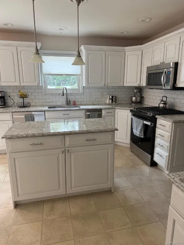 26 Layton LN, Centereach, NY 11720
