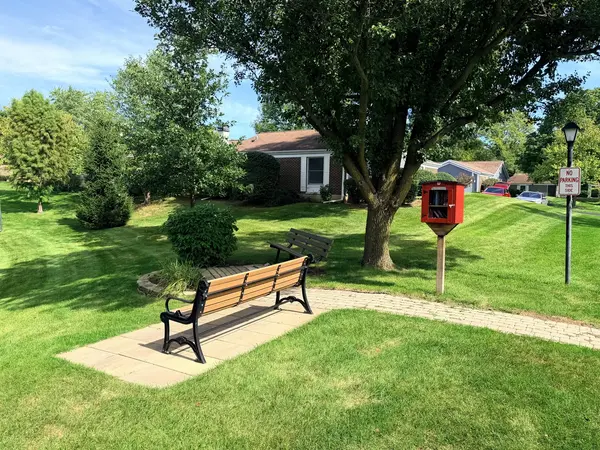1066 Dartmouth DR, Wheaton, IL 60189