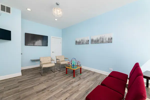 5918 W Higgins AVE, Chicago, IL 60630