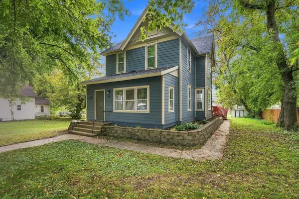 209 4th ST E, Carver, MN 55315