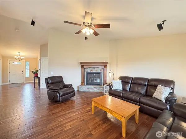 196 Marsh Hawk LN, Port Angeles, WA 98382